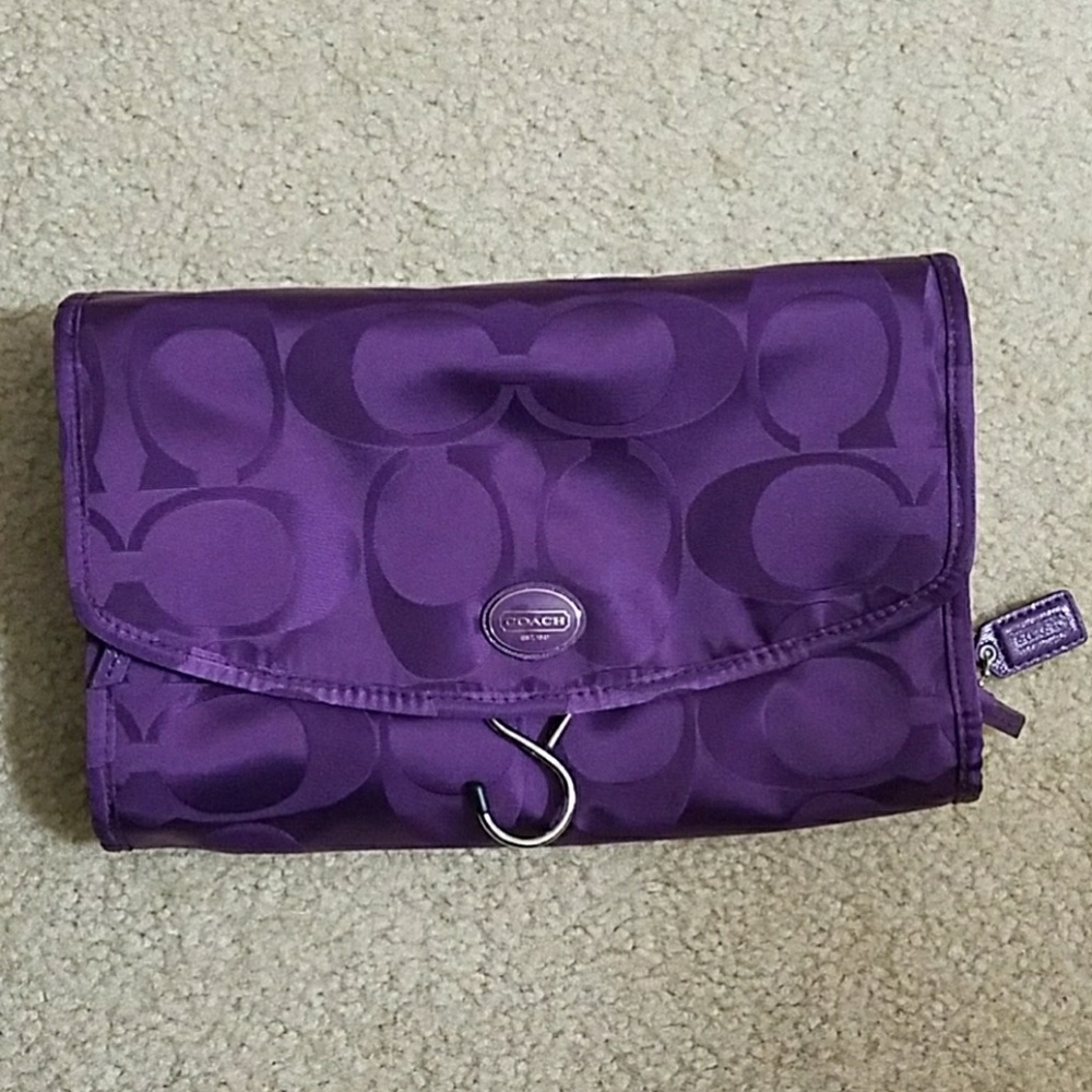 💜 NWOT Coach toiletry/make up bag